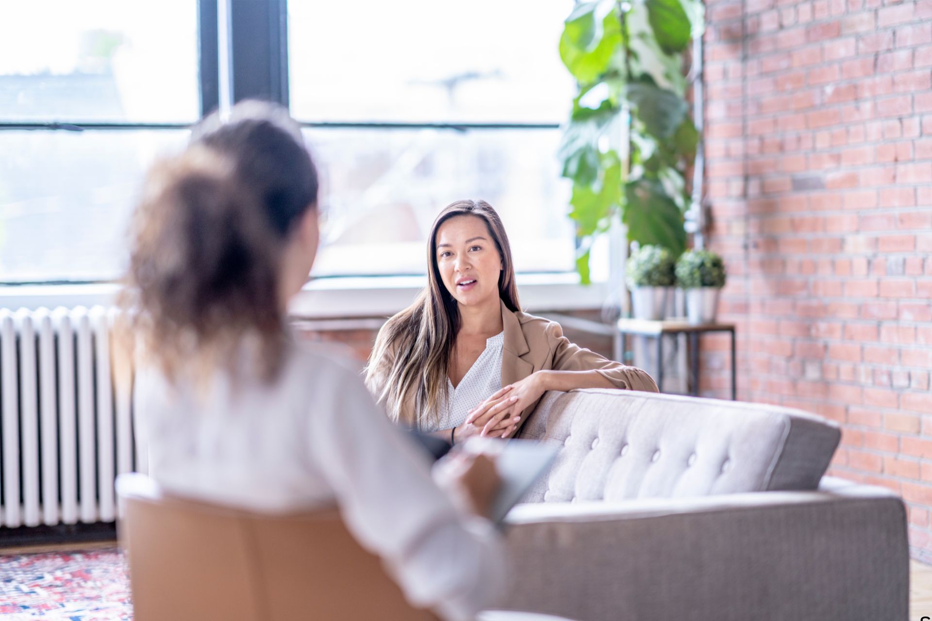 young woman speaking to a therapist to learn how to stop being a toxic person